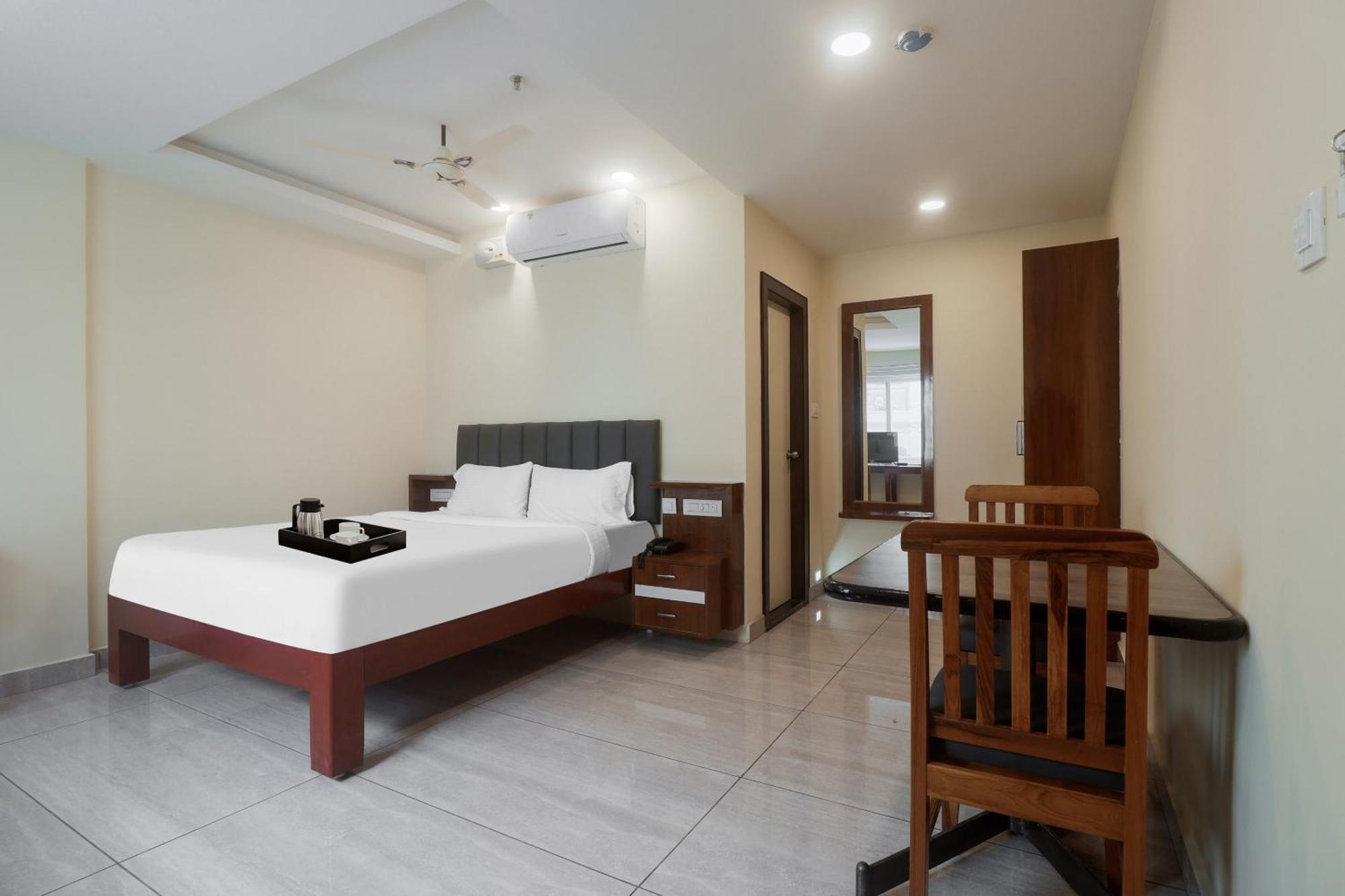 Отель Townhouse Dj Grand Тирупати Экстерьер фото